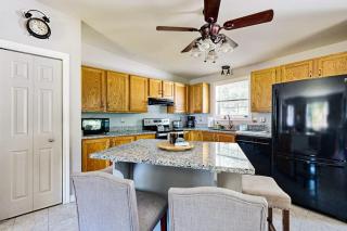 Charming cottage near the beach with balcony, deck, grill, fireplace - dogs OK - 6