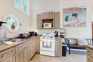 Geodesic Dome w/ Riverfront Deck, Lovely Views, & High-Speed WiFi - Dogs Welcome - 4