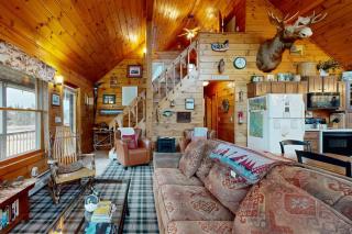 Cozy, dog-friendly waterfront cabin with large yard, porch, dock, & lake views - 8