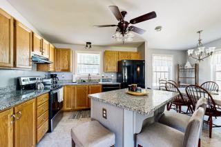 Charming cottage near the beach with balcony, deck, grill, fireplace - dogs OK - 5