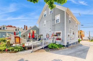 Nautical vacation rental in in walkable downtown with harbor view, grill & deck - Boothbay Harbor - 9