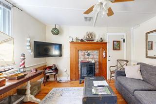 Nautical vacation rental in in walkable downtown with harbor view, grill & deck - Boothbay Harbor - 2