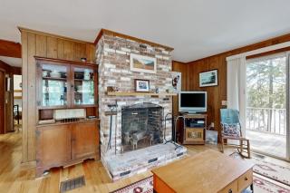 Lady Slipper Cottage: Charming Lakefront Retreat with Canoes, Kayaks, and Modern Comforts - 6