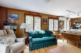 Lady Slipper Cottage: Charming Lakefront Retreat with Canoes, Kayaks, and Modern Comforts - 7