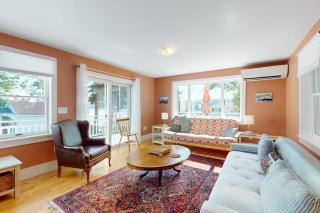 Charming Cape-style House with Panoramic River Views and Modern Amenities - 4