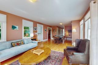 Charming Cape-style House with Panoramic River Views and Modern Amenities - 3