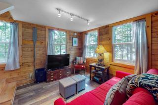 The Cottage - Peaceful 32-Acre Lakefront Getaway - Canoe, Firepit & Big Deck - Franklin - 7