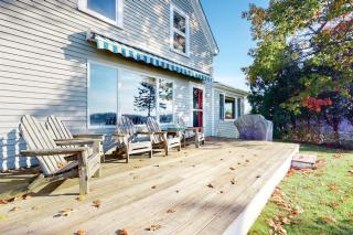 Bayfront house on Port Clyde Harbor with views, hot tub, beach access - 9