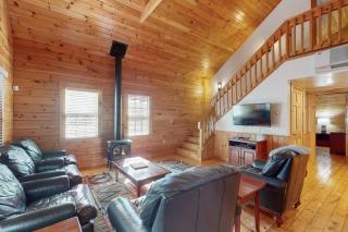 Charming dog-friendly studio cabin with firepit and near outdoor fun - 4