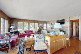 Beachfront Delight with detached guesthouse, private beach access, Dog-friendly - 9