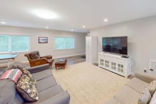 Waterfront home with deck, patio, grill, firepit, Ping-Pong, & WiFi - 7