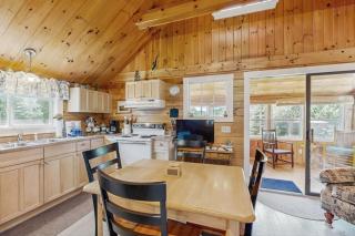 Lakefront, cabin-inspired home with firepit, grill, & screened porch, Wifi - 3