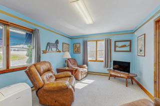 Charming, single-level getaway with a full kitchen, fast WiFi, & grassy yard - 7