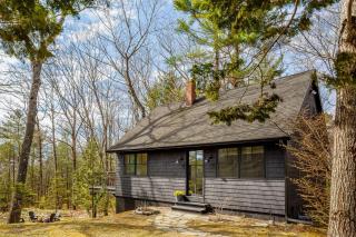 Renovated woodland home with lovely deck & firepit - minutes to Swan Lake - 6