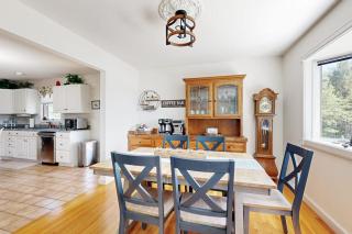 Charming Lakefront House with Outdoor Firepit, Washer/Dryer and Wifi - 2