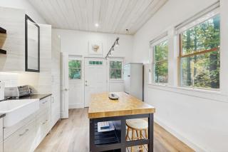 Charming coastal cottage with firepit and easy beach access - 2