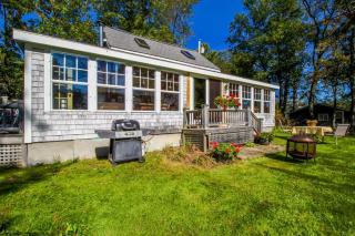 Charming Bayview Cottage with Deck, Firepit, Garden - 200 - 9