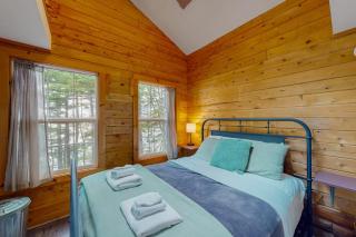 The Cottage - Peaceful 32-Acre Lakefront Getaway - Canoe, Firepit & Big Deck - Franklin - 1