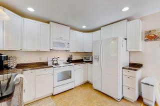 Oceanfront home on Lobster Cove with deck & shared firepit - walk to town - 1