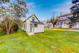 Well-equipped cottage with modern touches, WiFi, gas grill, & beautiful views - 9