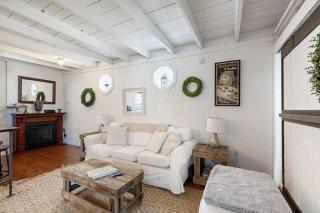 Iconic downtown retreat with firepit & fireplace- walk to Harbor Footbridge - 9