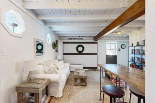 Iconic downtown retreat with firepit & fireplace- walk to Harbor Footbridge - 8