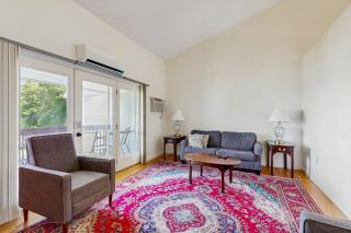 Convenient Dog-Friendly Townhouse w/Bay Views, Fast WiFi, A/C, Gas Grill, & More - 9
