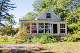 Charming Bayview Cottage with Deck, Firepit, Garden - 200 - 0
