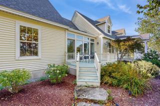 Newly Renovated Charming House with Cozy Fireplace & Outdoor Entertainment Areas - 8