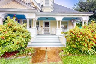 Dog-friendly historical home with recent updates, porch & prime in-town location - 7