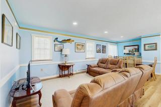 Charming, single-level getaway with a full kitchen, fast WiFi, & grassy yard - 9