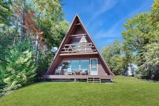 Comfy Lakefront Cabin with Gorgeous Views, Private Dock & Pebble Beach - 8