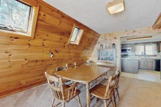 Comfy Lakefront Cabin with Gorgeous Views, Private Dock & Pebble Beach - 1