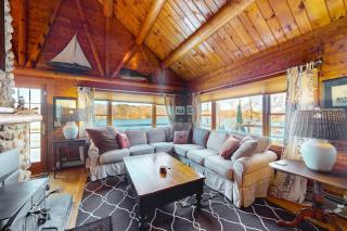 Riverfront retreat with a furnished deck, washer/dryer & fast WiFi - 8