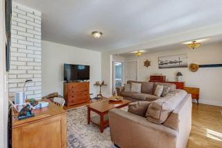 Coastal bungalow with large yard, beautiful kitchen, & great location - 8