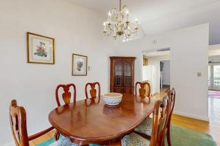 Convenient Dog-Friendly Townhouse w/Bay Views, Fast WiFi, A/C, Gas Grill, & More - 3