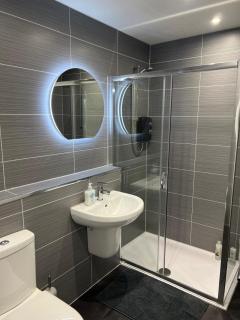 Modern 2 Bed Apartment - Free Parking - 1