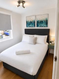 Modern 2 Bed Apartment - Free Parking - 0