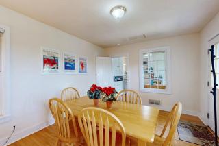 Cozy apartment with harbor view - full kitchen & washer/dryer - walk to water - 4