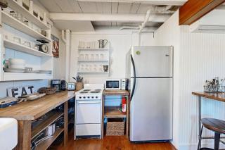 Iconic downtown retreat with firepit & fireplace- walk to Harbor Footbridge - 1