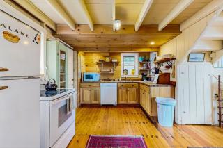 Bayfront cottage with fantastic views & minutes to downtown - Dog-friendly - 2