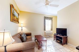 Downtown suite near with water with central AC and shared washer/dryer - 8