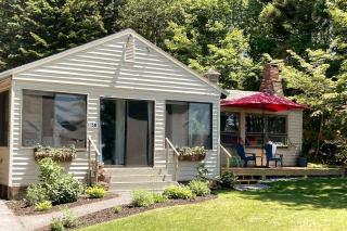 Ocean-view cottage near beach with deck, grill, & full kitchen - 9