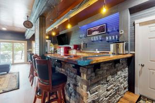 Luxurious waterfront home with deck, firepit, hot tub, fireplace, & pool table - Boothbay - 2