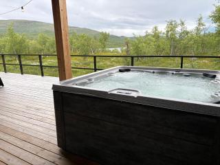 Sunrise View Lapland, Jacuzzi and sky view - 9