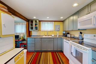 Secluded lakefront cottage great views, dock & boat launch - 1