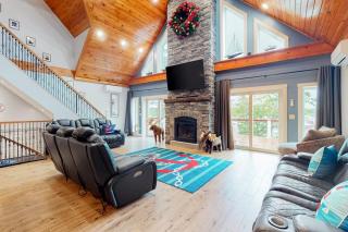 Luxurious waterfront home with deck, firepit, hot tub, fireplace, & pool table - Boothbay - 7