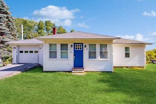 Charming Cottage with Cozy Comfort and Easy Access to Outdoor Adventures - 0