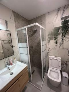 Modern 2BR at Kings Palace, Steps from the Beach - 3