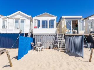 Cozy Beachfront Retreat with Scenic Terrace - 0